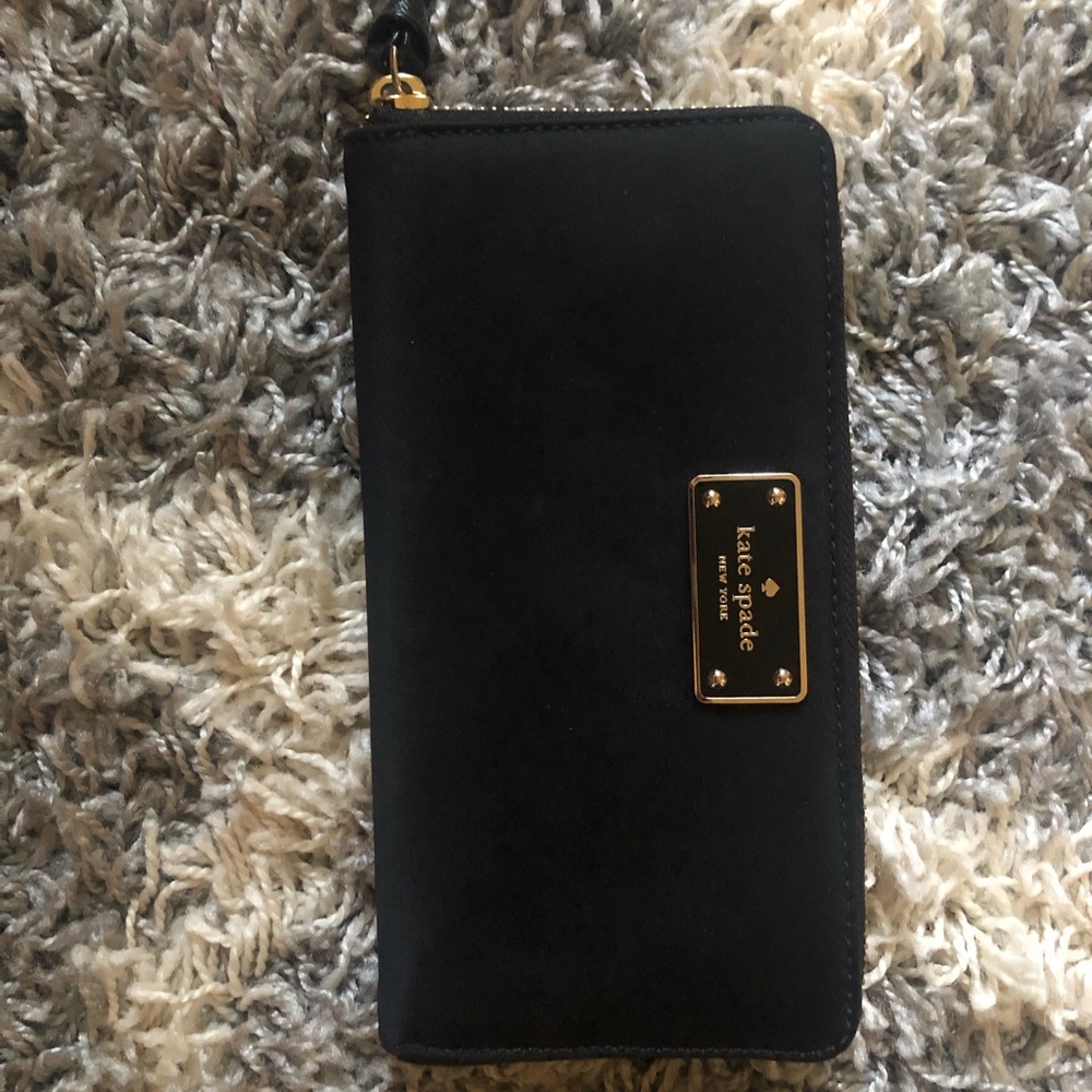 SOLD ON DEPOP Black Kate Spade zip wallet